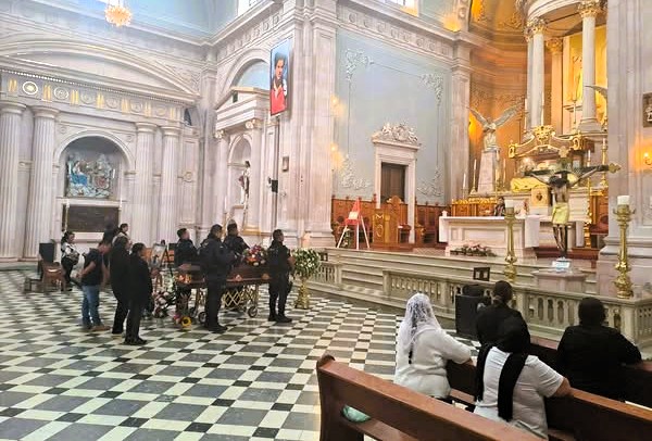 1 2 - Un adiós entre sirenas y plegarias