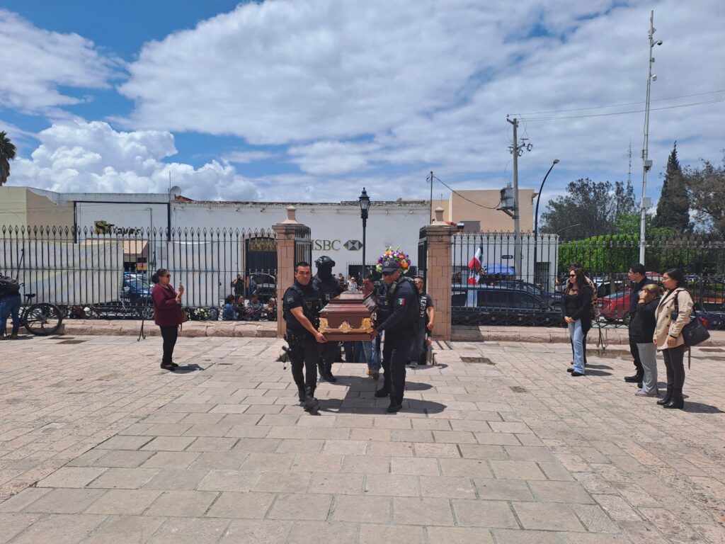 4 2 1024x768 - Un adi&oacute;s entre sirenas y plegarias