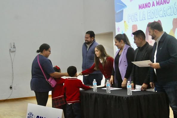 A 13 - Fortalecen a instituciones educativas de San José Iturbide con programa municipal “Mano a mano por la educación”