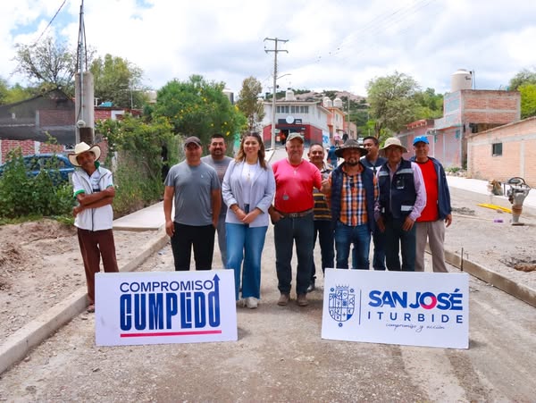 A 18 - Cindy Arvizu realiza supervisión de obra y entrega ampliación de red eléctrica