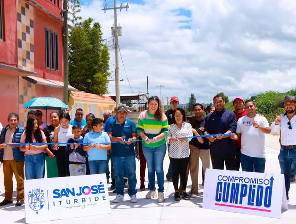 A 22 - Cindy Arvizu entrega obra de pavimentaci&oacute;n en la localidad de &ldquo;La Huerta&rdquo;