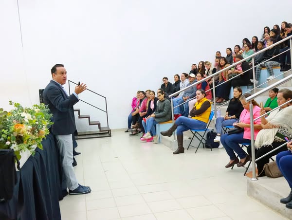 A 54 - A través de un espacio de diálogo y aprendizaje, mujeres iturbidenses participan en conferencia motivadora