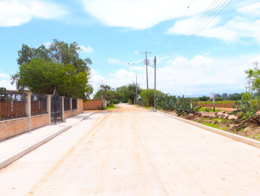 B 1 1024x770 - Inici&oacute; Cindy Arvizu obra de electrificaci&oacute;n y entreg&oacute; calle pavimentada, en gira por comunidades