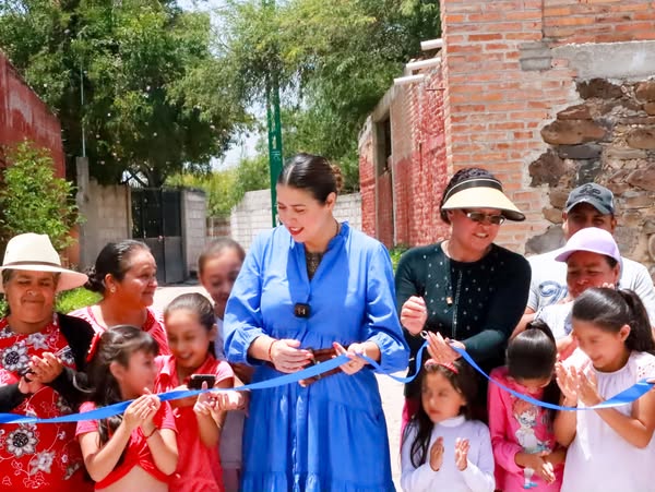 B 11 - Gobierno Municipal entrega ampliación de electrificación en la comunidad La Alameda