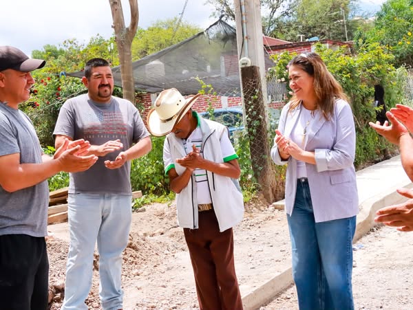 B 14 - Cindy Arvizu realiza supervisi&oacute;n de obra y entrega ampliaci&oacute;n de red el&eacute;ctrica