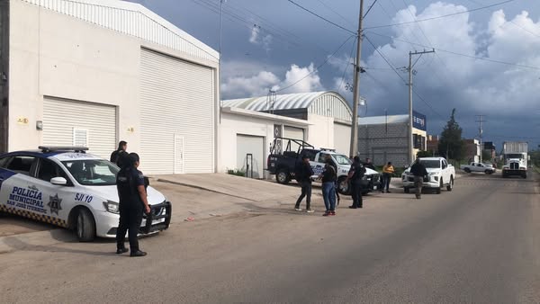 B 15 - SSP de San Jos&eacute; Iturbide, en coordinaci&oacute;n con la FGR, aseguran bodega con mercanc&iacute;a de dudosa procedencia