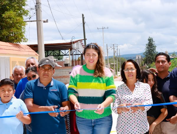 B 16 - Cindy Arvizu entrega obra de pavimentación en la localidad de “La Huerta”