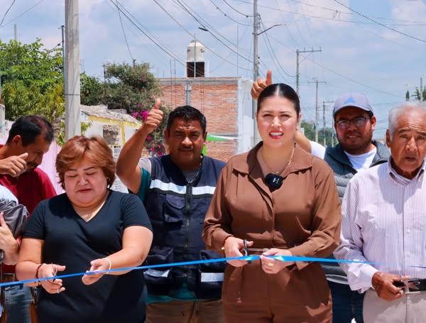 B 21 - Cindy Arvizu entregó pavimentación con concreto hidráulico en la colonia La Purísima