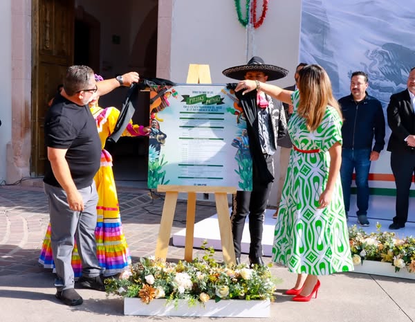 B 23 - Develan Bando Solemne de Fiestas Patrias por el CCIV Aniversario de la Independencia de México
