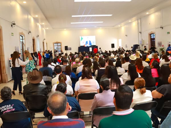 B 36 - Cindy Arvizu agradece colaboraci&oacute;n de trabajadores de base y confianza