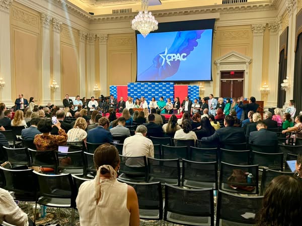 B 4 - Cindy Arvizu recibe el &ldquo;Premio Libertad&rdquo; durante la IV Cumbre Internacional contra la Trata de Personas