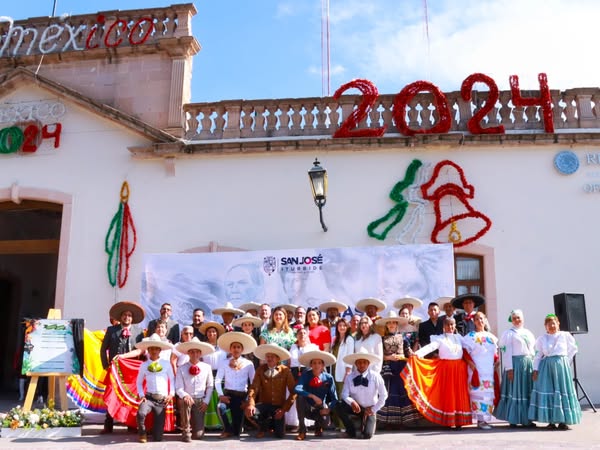 C 22 - Develan Bando Solemne de Fiestas Patrias por el CCIV Aniversario de la Independencia de M&eacute;xico