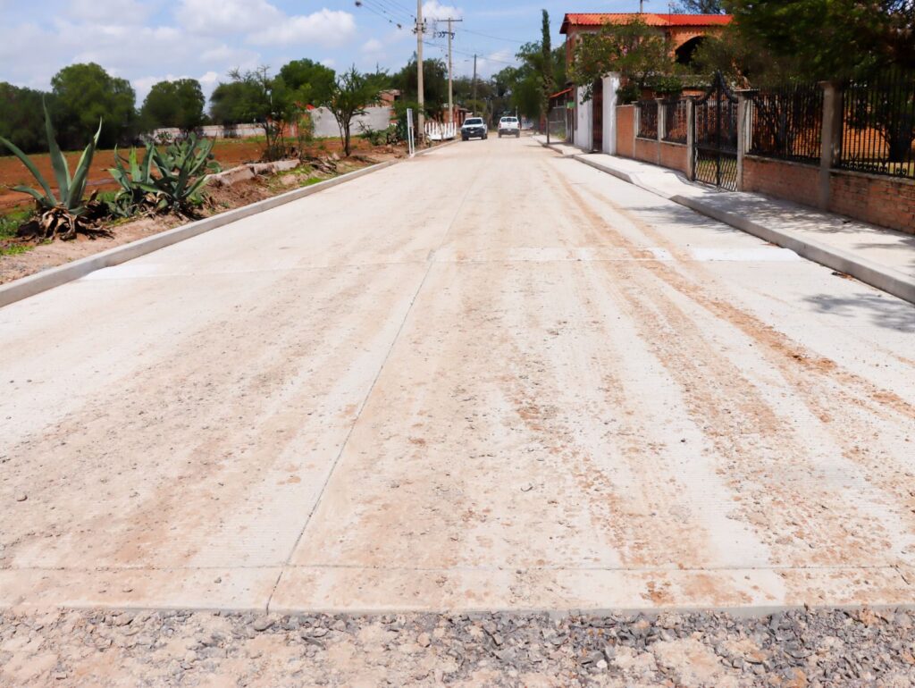 D 1 1024x770 - Inici&oacute; Cindy Arvizu obra de electrificaci&oacute;n y entreg&oacute; calle pavimentada, en gira por comunidades