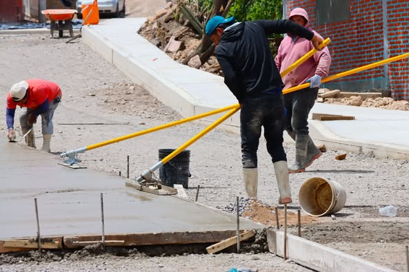 D 11 - Cindy Arvizu realiza supervisi&oacute;n de obra y entrega ampliaci&oacute;n de red el&eacute;ctrica