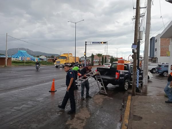 D 21 - Ponen en funcionamiento los sem&aacute;foros del Libramiento Poniente y calle Moctezuma