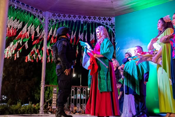 D 24 - ¡Vivan las familias de San José Iturbide y la paz del municipio!, arenga Cindy Arvizu en el Grito de Independencia