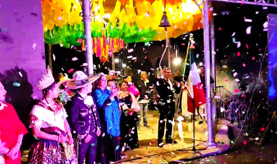 a 65 - Entre banderas, lluvia de papeles tricolores y fuego patrio, San José de Iturbide vibró con el Grito de Independencia