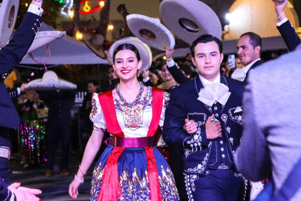 e 1024x682 - Una noche de tradici&oacute;n, orgullo y belleza enmarc&oacute; la coronaci&oacute;n de Valentina I, Reina de las Fiestas Patrias 2025