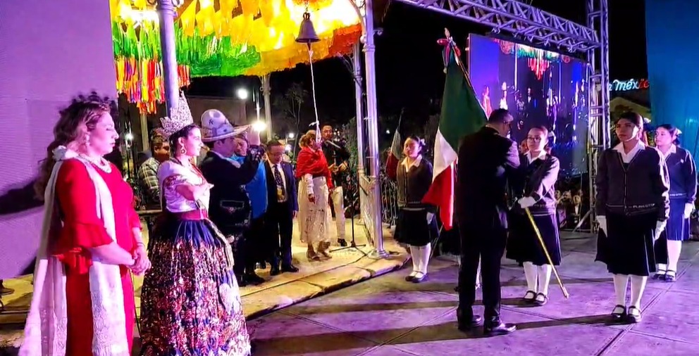 f - Entre banderas, lluvia de papeles tricolores y fuego patrio, San Jos&eacute; de Iturbide vibr&oacute; con el Grito de Independencia
