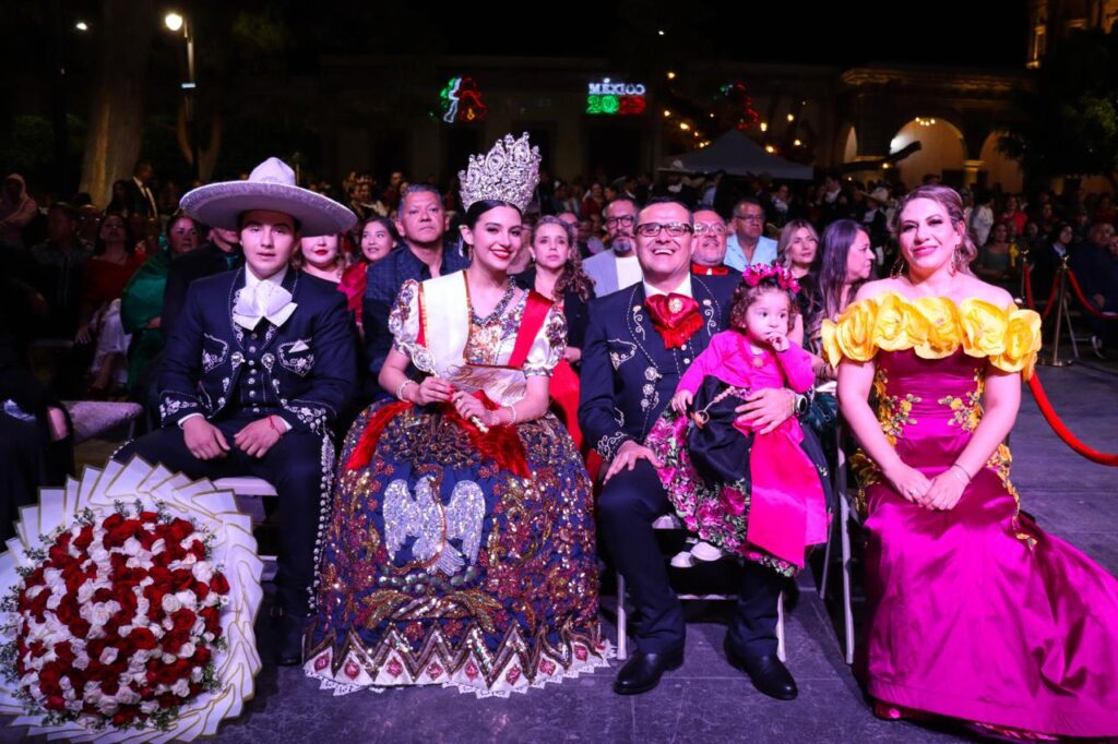 g 1024x682 - Una noche de tradici&oacute;n, orgullo y belleza enmarc&oacute; la coronaci&oacute;n de Valentina I, Reina de las Fiestas Patrias 2025