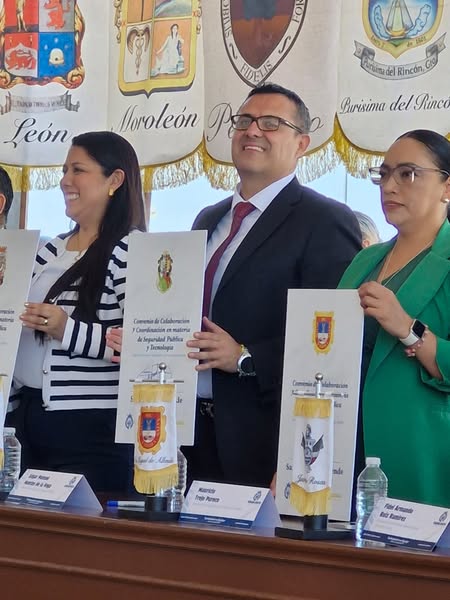 2 4 - Firma municipio Convenio de Seguridad y Tecnolog&iacute;a con el estado