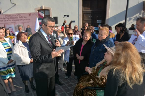 a 17 - Reconocen a Perfecto Arvizu, calígrafo de la Constitución