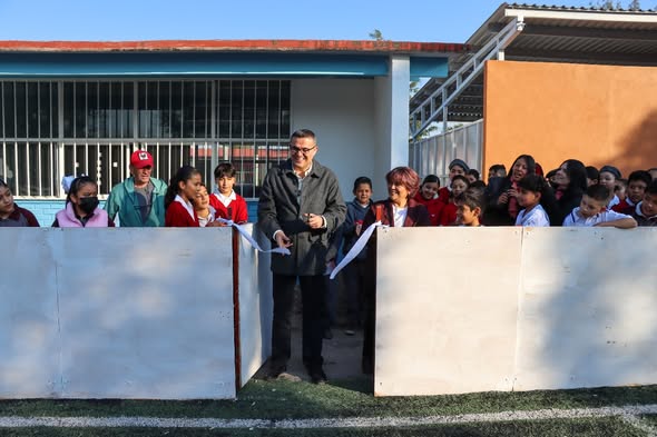 a 24 - Inaugura alcalde cancha de Fútbol 5 en Galomo en primaria La Paz