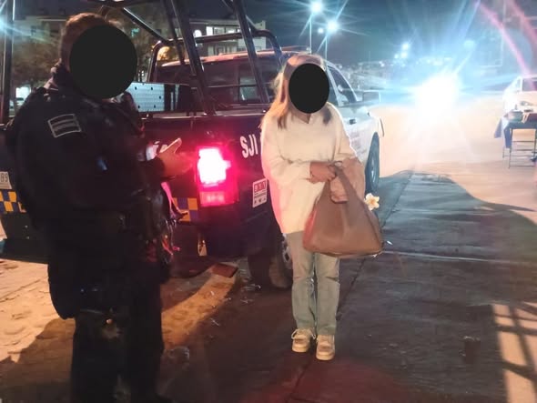 a 30 - Seguridad Pública de SJI brindan apoyo a mujer que denunció violencia