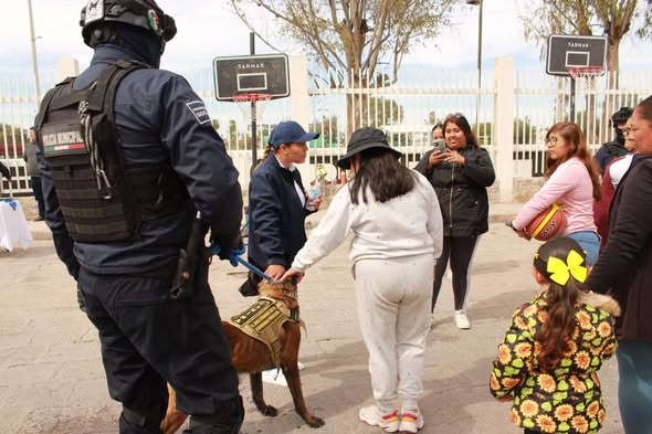 a 34 - Da exhibición Unidad Canina iturbidense en Feria de Prevención