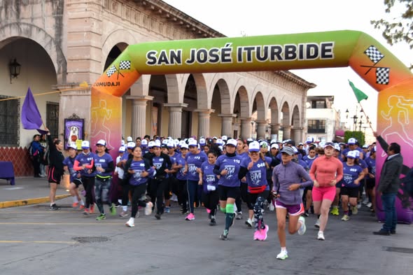 a 49 - Participan más de 250 atletas en carrera para conmemorar el Día Internacional de la Mujer