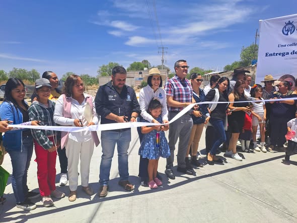 a 39 - Gobiernos estatal y municipal entregan pavimentaciones de calles en Loma del Calvario y La Escondida