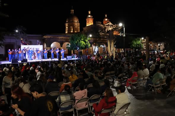 a 41 - Festejan a las mamás iturbidenses con la Rondalla de Saltillo