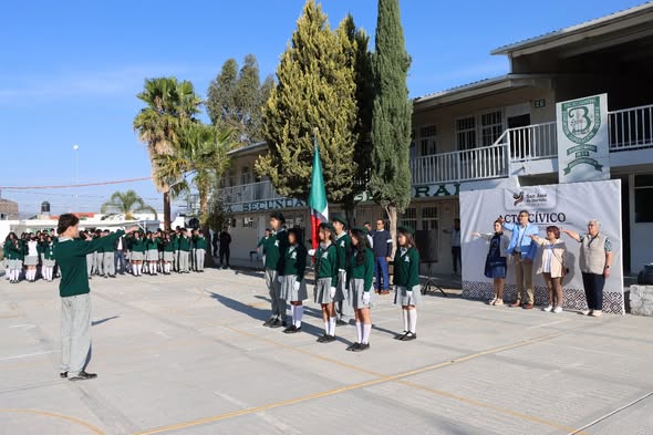 a 5 - Alcalde encabeza acto cívico y desfile conmemorativo