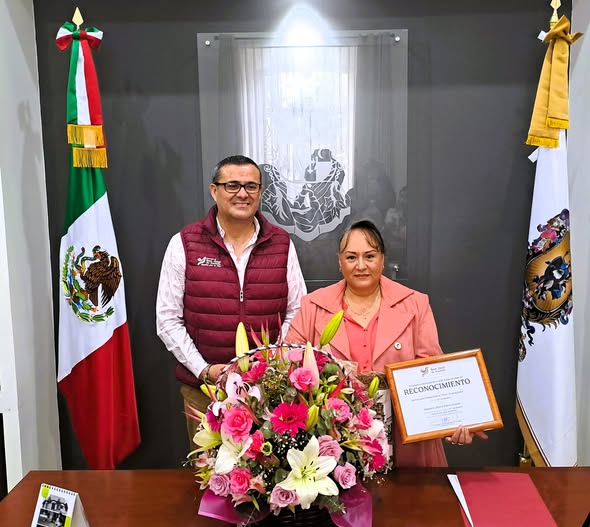 a 71 - Reconocen a la maestra Leticia Dávila por 25 años de vocación y entrega en la preparatoria Plan Guanajuato