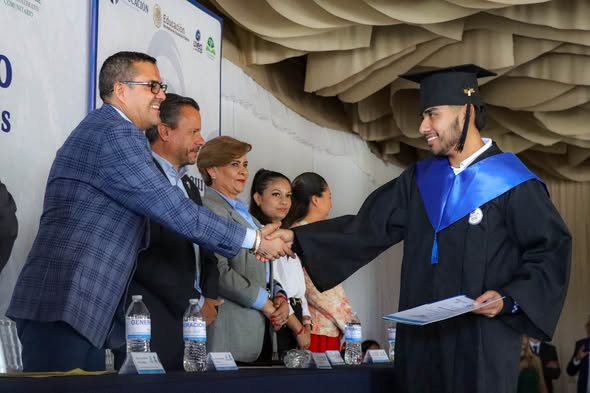 a 83 - Alcalde Manuel Montes acompaña a egresados de 13 telebachilleratos