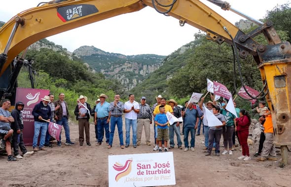a 98 - Supervisan obra del camino de Buenavistilla a la zona de Las Iglesias