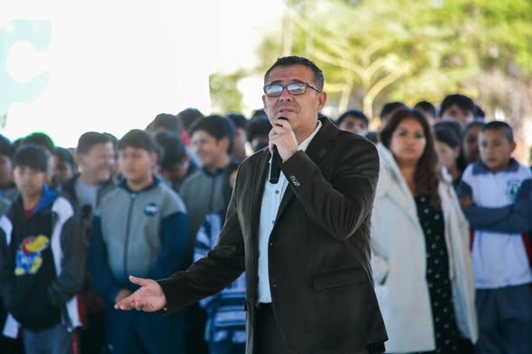b - Alcalde visita Secundaria Centenario y comunidad de El Carbajal