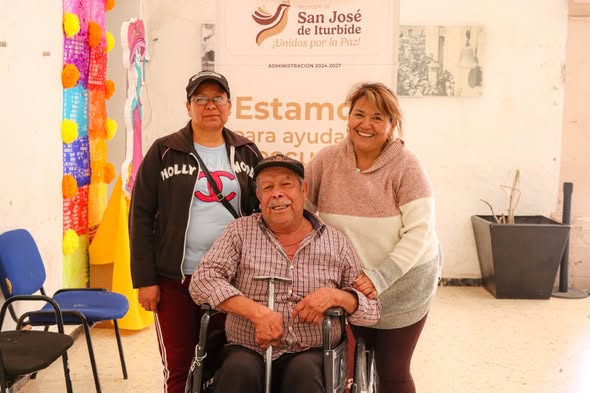 1 1 - Gobierno Municipal apoya a ciudadano con la entrega de una silla de ruedas