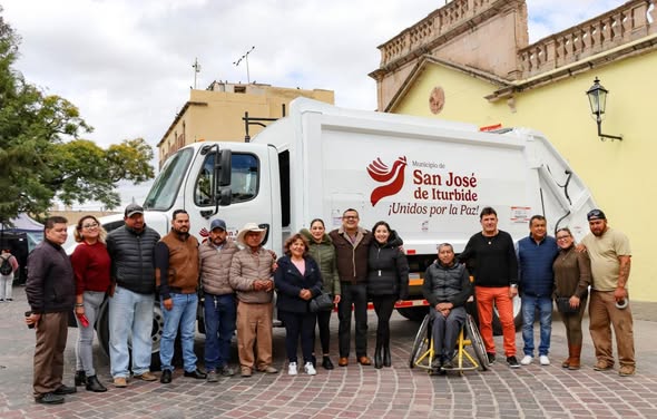 B 1 - Alcalde entrega nuevo camión recolector a servicios municipales