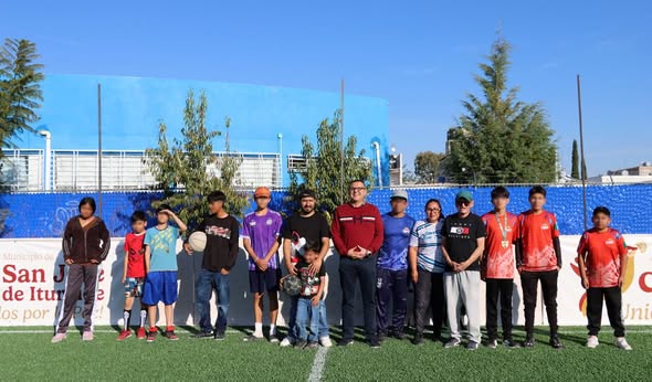 H - Alcalde Manuel Montes entrega cancha a Prados del Rosario