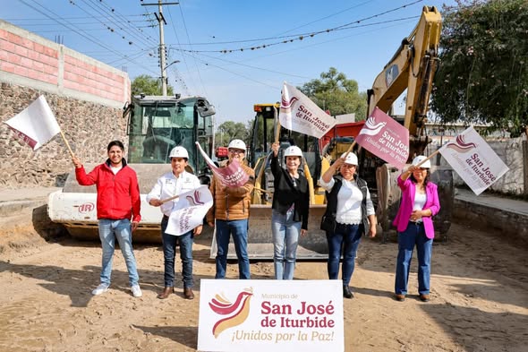 S - Arrancan pavimentación de calle Álamos en La Alameda